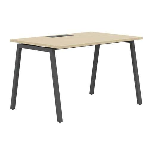 Bureau droit 140 cm pieds A Misao - Manutan Expert